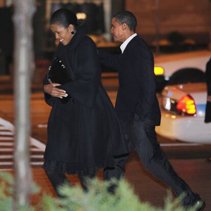 Michelle y Barack Obama salen del restaurante donde cenaron el sábado, en Chicago.