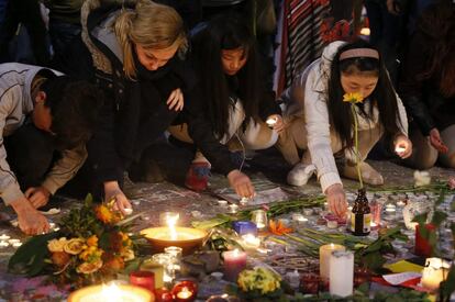 Homenaje en la Plaza de la Bolsa a las víctimas del atentado de Bruselas.