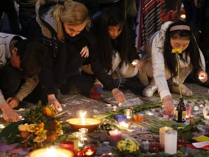 Homenaje en la Plaza de la Bolsa a las víctimas del atentado de Bruselas.