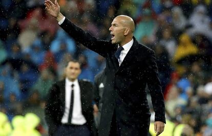 Zidane, en la banda del Bernab&eacute;u.