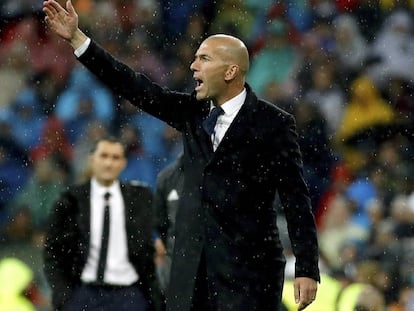 Zidane, en la banda del Bernab&eacute;u.