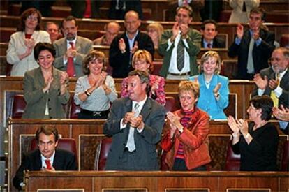 Los diputados socialistas aplauden a Zapatero tras su intervención en el pleno de los Presupuestos.