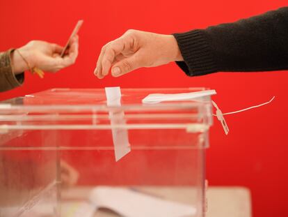 Una persona ejerce su derecho a voto en las elecciones autonómicas vascas, en el Colegio Público Otxandio, el 21 de abril de 2024, en Otxandio (Vizcaya).