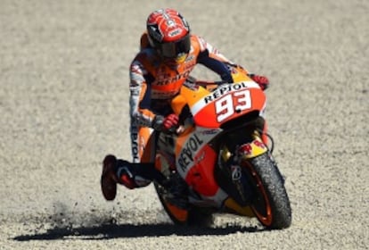 Márquez intenta salir de la grava durante una sesión libre en Mugello.