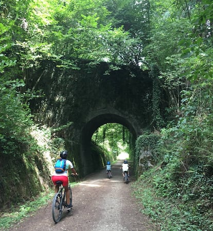 Los verdes, exuberantes y accidentados paisajes del País Vasco y Navarra son perfectos para una aventura en familia: hay muchos carriles bici y la mayoría de los conductores respeta a los ciclistas. Una buena combinación es pasar dos días en San Sebastián (con playas y carriles bici excelentes) para luego dirigirse, rumbo al sur, hacia la sierra de Aralar, a través de la turismo.navarra.es