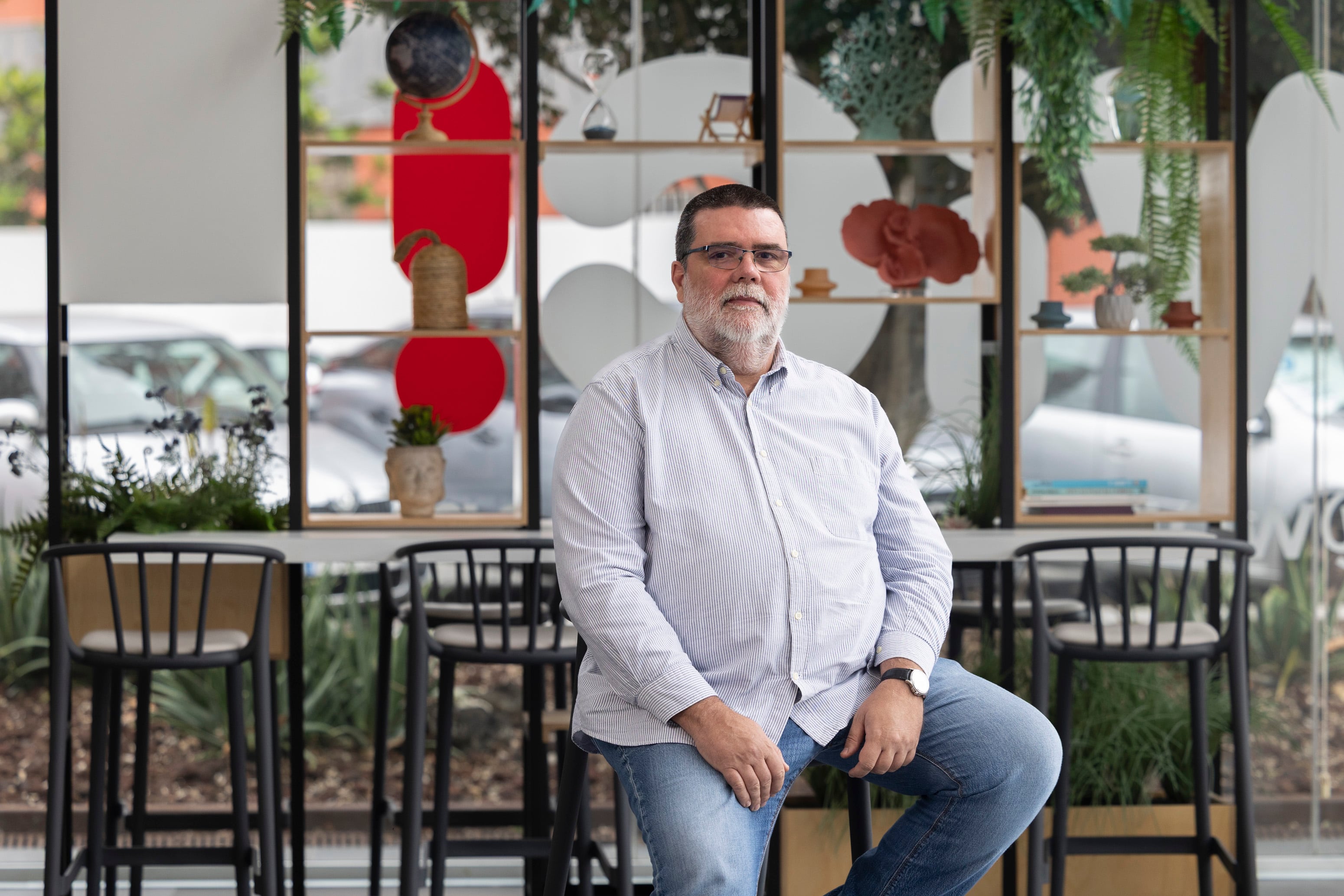 Manuel López, de 55 años, ha montado junto a su hijo una empresa de automatización de procesos con IA. 