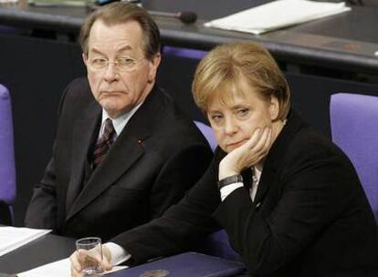 Angela Merkel y su vicecanciller socialdemócrata, Franz Müntefering, en una sesión del Parlamento en 2005.