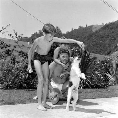 Una inhabitual imagen de Kirk Douglas, la familiar, junto a sus dos hijos mayores Michael y Joel, en su casa en 1954.