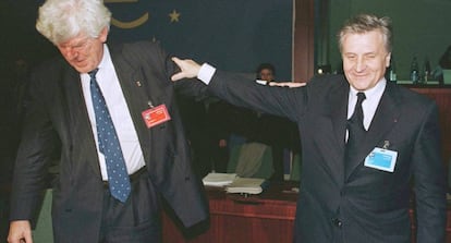 Wim Duisenberg, primer presidente del BCE, y el que luego sería su sustituto, Jean-Claude Trichet, en la cumbre de ministros de Finanzas de 1998 donde nació el euro.