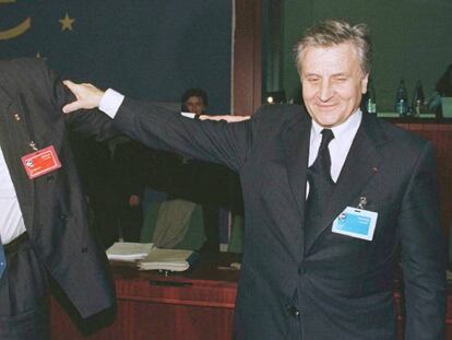 Wim Duisenberg, primer presidente del BCE, y el que luego sería su sustituto, Jean-Claude Trichet, en la cumbre de ministros de Finanzas de 1998 donde nació el euro.