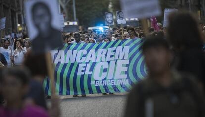 Decenas de manifestantes marchan por Barcelona