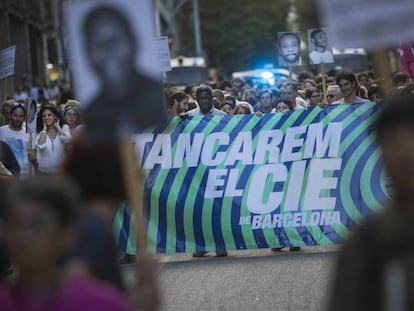 Desenes de manifestants marxen per Barcelona.