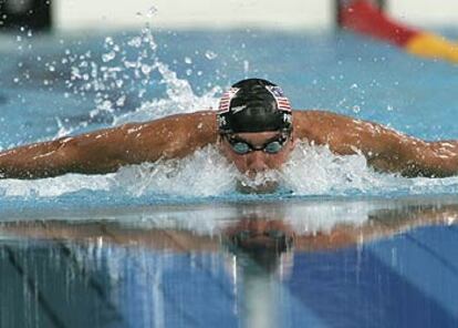 Michael Phelps, todo potencia y decisión, vuela sobre el agua con destino a su primer oro.