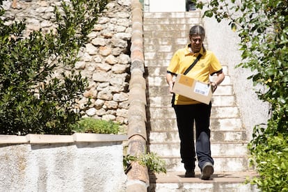 Un empleado de Correos con un paquete.