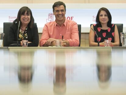 Pedro S&aacute;nchez, secretario General del PSOE preside junto a Cristina Narbona  y Adriana Lastra la Comisi&oacute;n Permanente del PSOE 