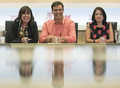 Pedro S&aacute;nchez, secretario General del PSOE preside junto a Cristina Narbona  y Adriana Lastra la Comisi&oacute;n Permanente del PSOE 