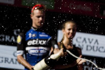 El belga Gianni Meersman celebra en el podio la victoria en la segunda etapa de La Vuelta con final en Baiona (Vigo).
