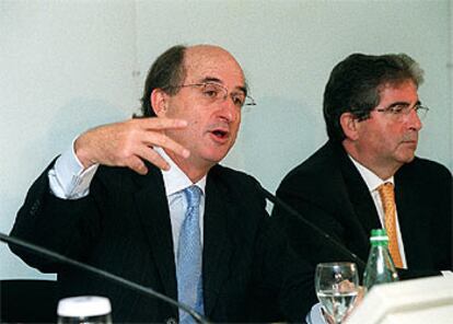 Antoni Brufau (a la izquierda) y Jos Luis Lpez de Silanes, en abril de 2002.

/ ALDUINO VANNUCCHI