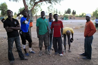 Un grupo de inmigrantes con lesiones importantes en distintas partes de sus cuerpos.