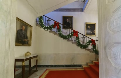 La decoración de la escalera que conecta la residencia con las oficinas presidenciales.
