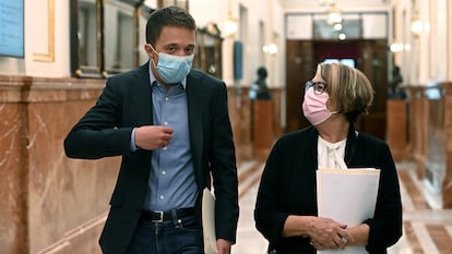 Más País leader Iñigo Errejón (l) and lawmaker Inés Sabanés, from the same party, in Congress on Tuesday.