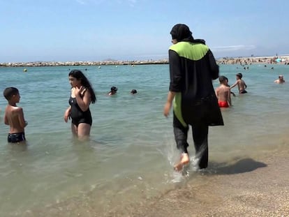 Una mujer se ba&ntilde;a con un burkini en Marsella, hace una semana