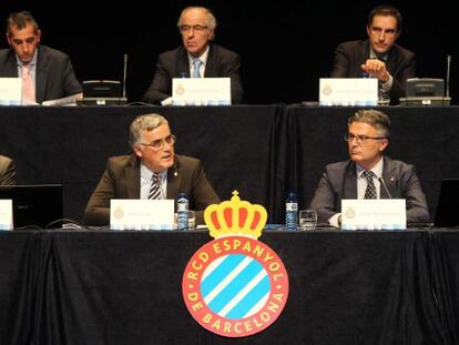 Joan Collet, presidente, y Josep Maria Duran, director financiero, en la Junta del Espanyol.