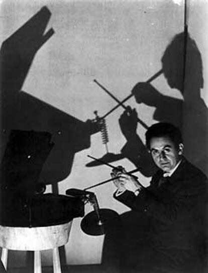 Autorretrato del fotógrafo Man Ray realizado hacia 1936.