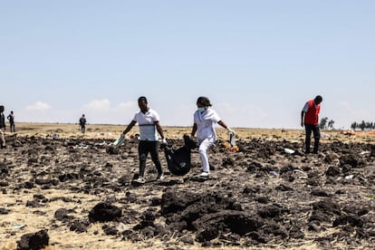 La nave volaba hacia la capital de Kenia, Nairobi, cuando el piloto detectó problemas y pidió permiso para regresar al aeropuerto de partida, según ha afirmado el presidente de la compañía aérea, de propiedad estatal. El ejecutivo se ha desplazado al lugar del impacto, que ha provocado un cráter. En la imagen, personal de rescate en la zona del accidente.