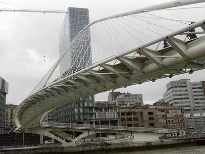Las torres de Arata Isozaki en Bilbao y, en primer término, la pasarela de Calatrava sobre la ría.