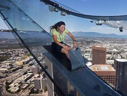 Skyslide, tobogán de cristal suspendido a 300 metros de altura en la US Bank Tower de Los Ángeles. 