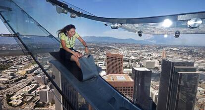 Skyslide, tobogán de cristal suspendido a 300 metros de altura en la US Bank Tower de Los Ángeles.