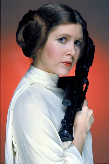 Quién no se haya emocionado al conocer que Carrie Fisher participará en la nueva película sobre Star Wars que prepara JJ Abrahms, no tiene infancia/adolescencia/vida. La princesa Leia, ese mito culpable de que muchos geeks (y no tan geeks) tengan sueños húmedos con dos maxi moños que podrían pasar por ensaimadas mallorquinas (que se lo pregunten si no Rachel y a Ross de Friends), lo mismo lucía uno de los biquinis dorados más emblemáticos del celuloide, se enfrentaba a Darth Vader o disparaba a destajo contra la malvada tropa imperial. Fans.