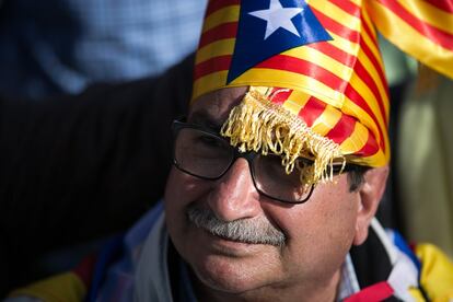La Assemblea Nacional Catalana y Òmnium también participan en el acto. En la imagen, un asistente al acto se cubre la cabeza con una 'estelada'.