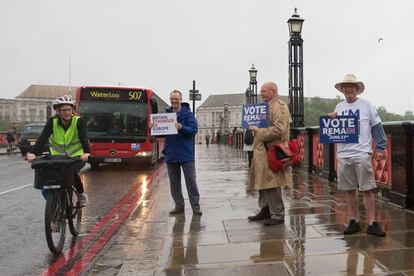 Un grupo de activistas con pancartas con el lema "Gran Bretaña, más fuerte en Europa", en Londres.