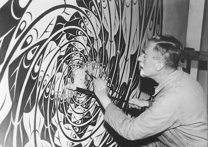 Maurits Cornelis Escher creando una de sus obras.