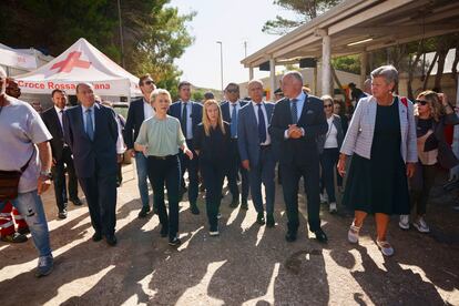 Giorgia Meloni y Ursula von der Leyen, durante su visita el día 17 a Lampedusa, en una imagen facilitada por el Gobierno italiano.