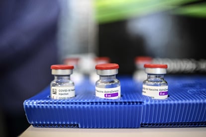 Viales de la vacuna de AstraZeneca en París este jueves.