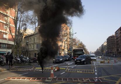 Siete agentes de los Mossos d'Esquadra y un periodista de TV3 han resultado heridos este jueves en diversos incidentes ocurridos en Cataluña durante los cortes de carreteras y calles con motivo de la huelga general contra el juicio del 'procés', según ha informado el Departamento de Interior de la Generalitat. En la imagen, activistas de los CDR han cortado la avenida Meridiana de Barcelona, esta mañana.