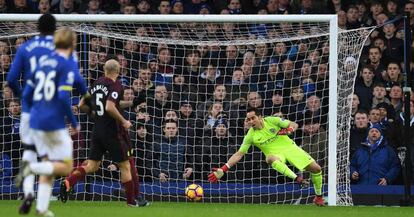 Segundo gol del Everton pese a la estirada de Claudio Bravo.