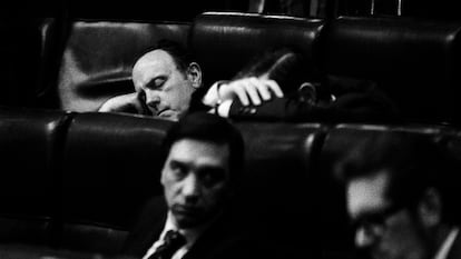 Manuel Fraga Iribarne duerme en su escaño en el Congreso de los Diputados, 1987, cuando era líder de Alianza Popular.