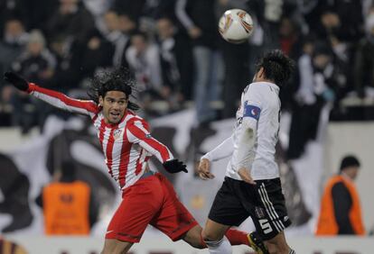 Falcao pelea por un balón aéreo con Toraman.