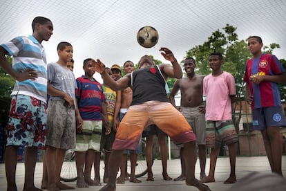 Um grupo de amigos assiste o espetáculo de Janderson, desempregado de 20 anos, nascido e criado na Cidade de Deus.