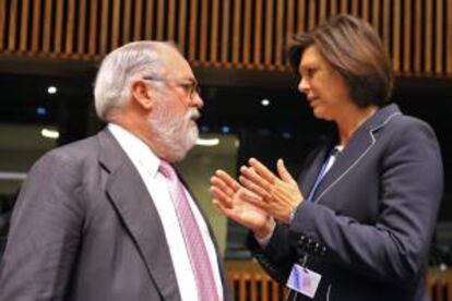 El ministro de Agricultura, Alimentación y Medio Ambiente del Gobierno español, Miguel Arias Cañete (i), conversa con la ministra alemana del ramo, Ilse Aigner, antes de la reunión de ministros de Agricultura de la Unión Europea (UE) celebrada hoy, lunes 22 de abril de 2013, en Luxemburgo.