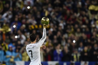 Cristiano Ronaldo levanta en el Santiago Bernabéu el premio Balón de Oro conseguido en la gala FIFA Balón de Oro 2014, antes de un partido de Copa del Rey en enero de 2015.