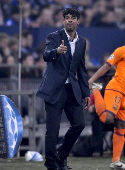 Rijkaard da instrucciones durante el partido contra el Schalke.