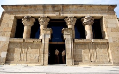 El Templo de Debod está incluido en el catálogo de Monumentos Públicos y Elementos Urbanos singulares. Es un templo egipcio del siglo II a. d C que fue instalado a principios de la década de los 70 en Madrid.