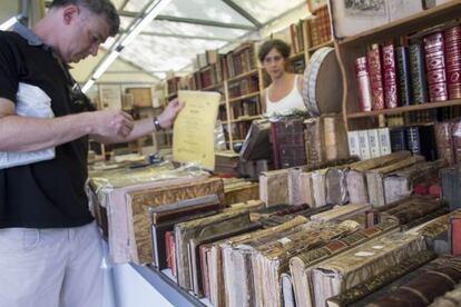 Un visitante buscando libros ayer en la feria del libro de ocasión de Barcelona.