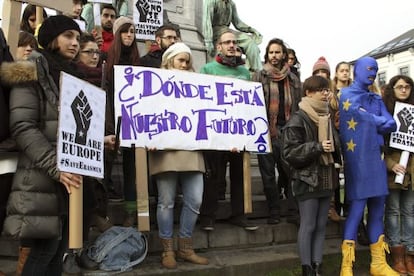 Students protest outside the European parliament against the cut in grants from the Spanish government. 