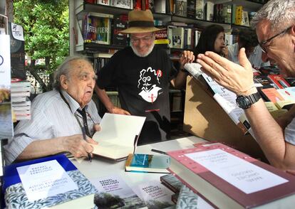 El escritor Rafael S&aacute;nchez Ferlosio firma ejemplares en la Feria del Libro.